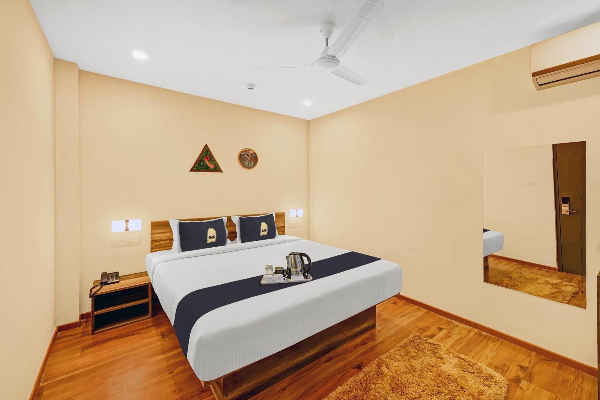 Super Townhouse Oak Hillside Aqua Khandagiri Exterior foto