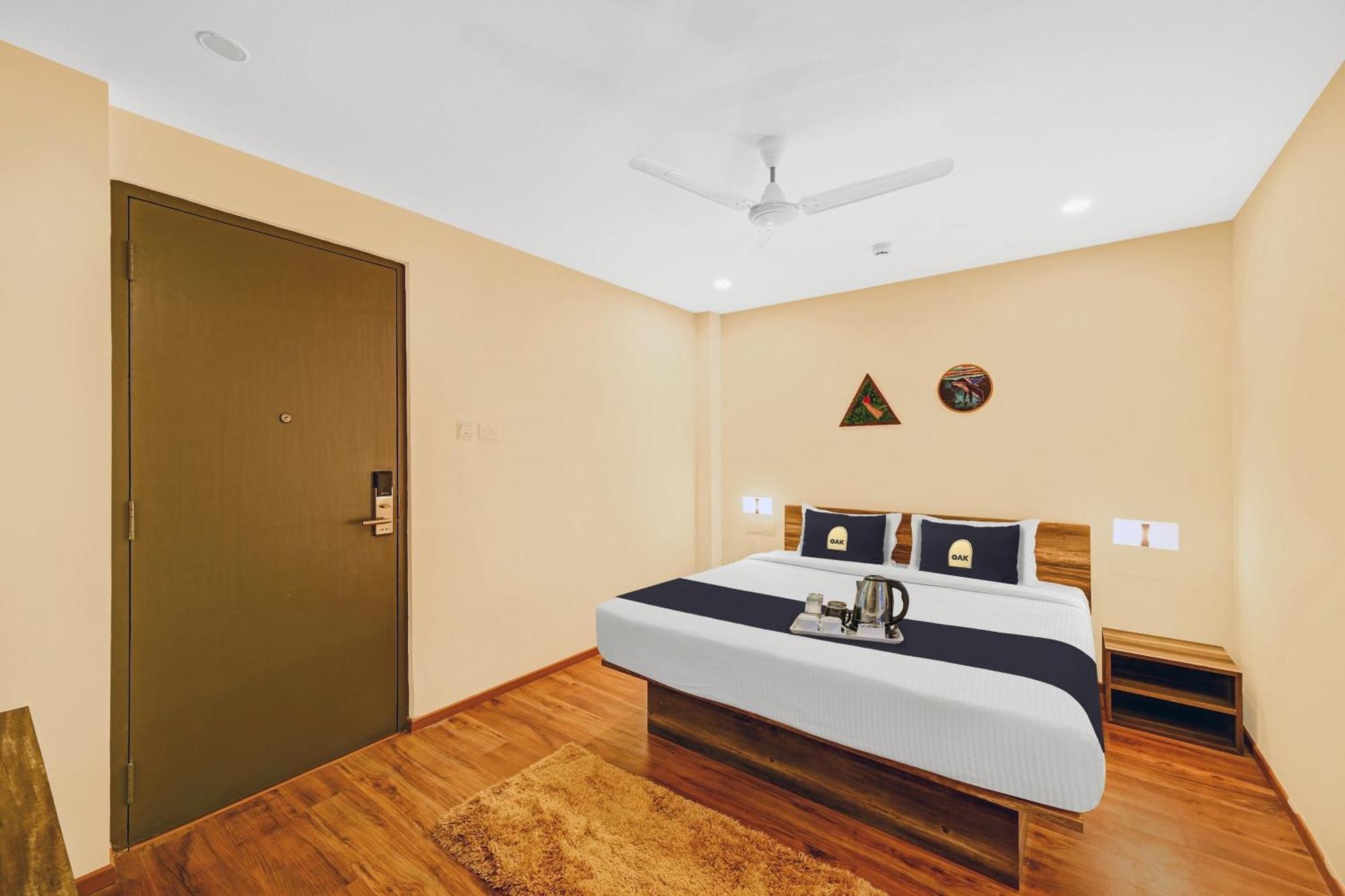 Super Townhouse Oak Hillside Aqua Khandagiri Exterior foto